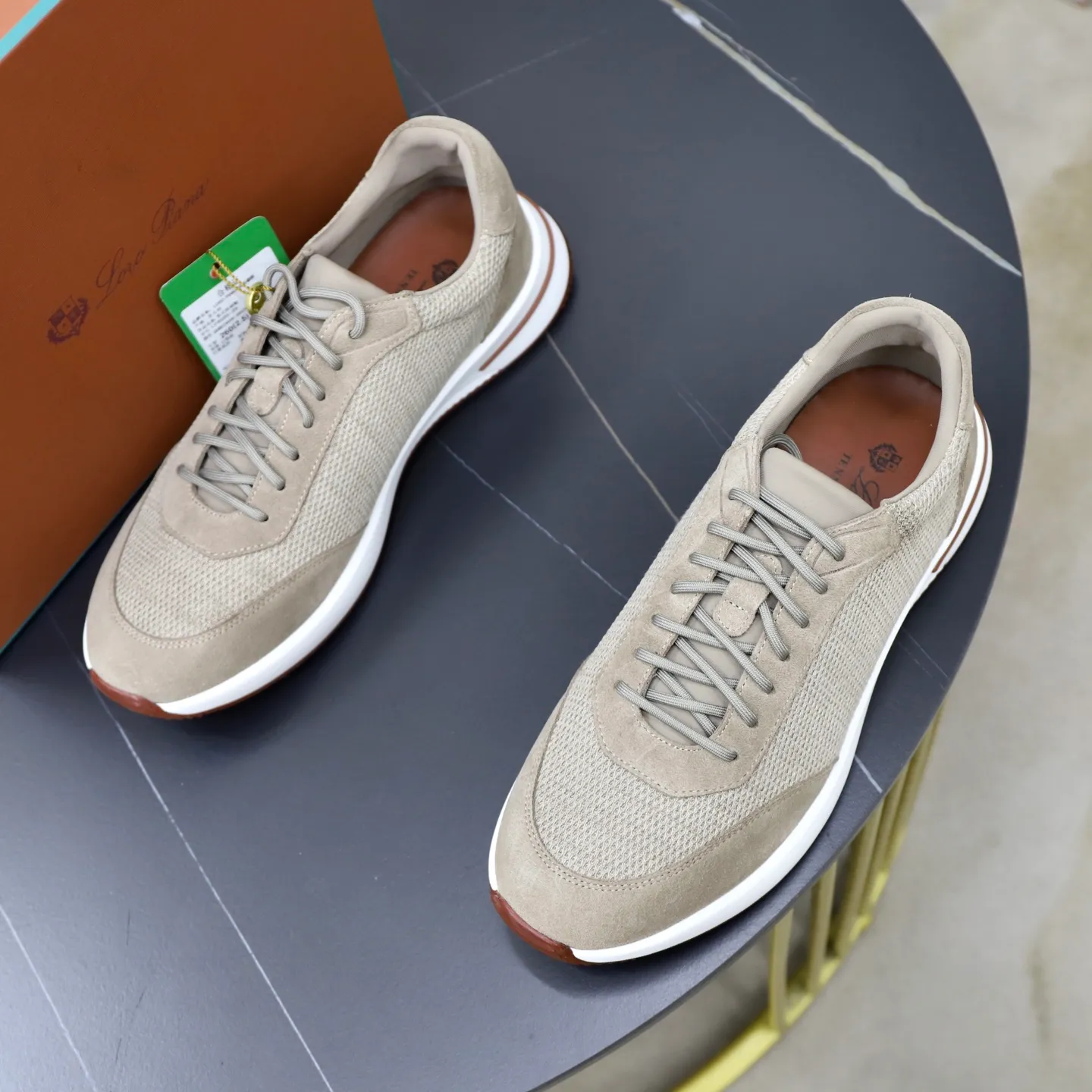 Ex-factory price: 560💰Loro Piana Tennis Walk men’s moral training sneakers! These new textured leather tennis shoes feature an ultra-low-top design for year-round wear and are water-resistant. The wrapped sole creates an effortlessly attractive color combination that harmoniously blends functionality with understated style. The ideal footwear option for urban dressing. The heel is decorated with a soft calfskin tongue with Kummel color inserts and an embossed LP logo. Cotton shoelaces. Material: Upper: Gray woven stitching with cowhide accents! Sole: Rubber lining: Cow leather original rubber sole, excellent foot comfort, complete package! Size: 38-39-40-41-42-43-44 leather shoe size (4546 can be customized)